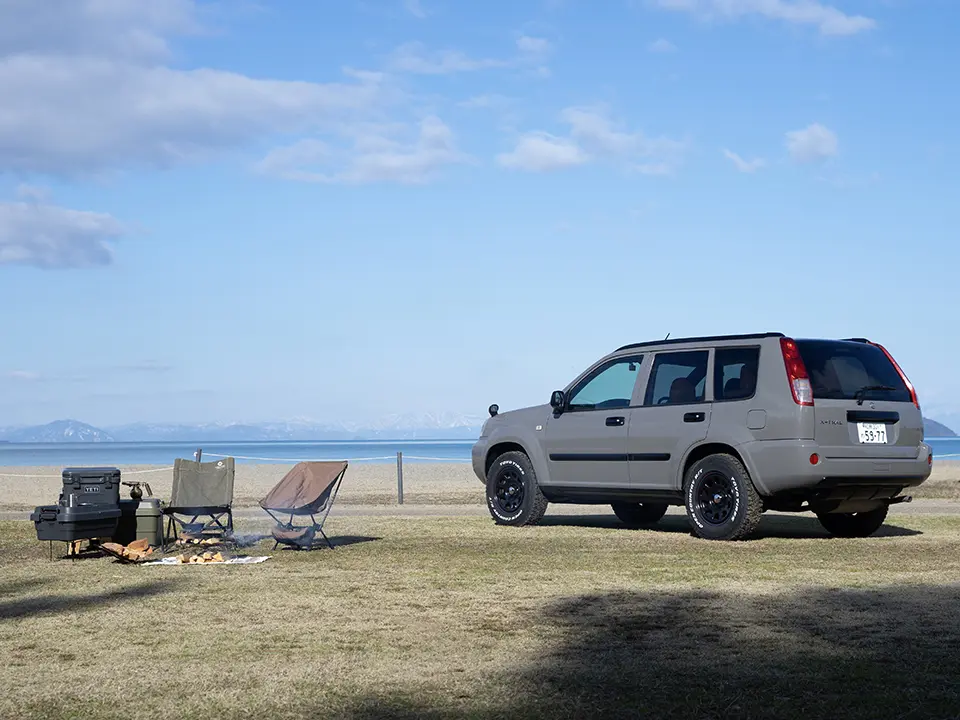 ビワコマイアミビーチで中古車エクストレイルのキャンプカスタムカー
